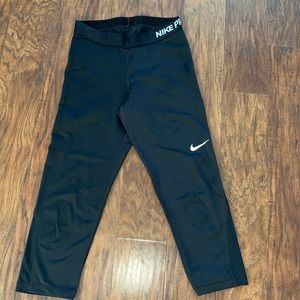 Black Nike pro crop leggings!
